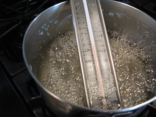 Сахар кипение. Термометр для варки сиропа. Холодное кипение воды. Термометр для сиропа карамели. Кипение сахарного сиропа.